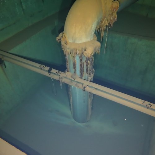 Sprinklertank-Inspektion: Betontank, 15 Jahre – Rohrschelle Flansch Schwere Kalkablagerungen Tankinspektion