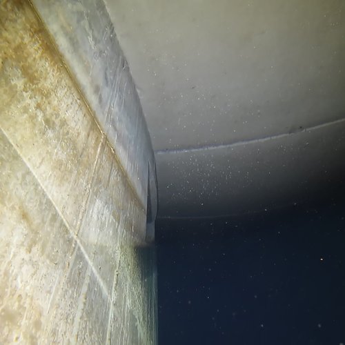 Sprinklertank-Inspektion: Betontank, 15 Jahre – Inspektion Wand Kalkablagerungen Schwebeteile Nahaufnahme