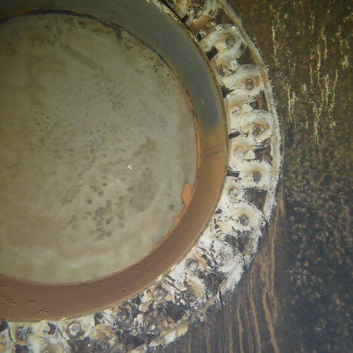 Sprinklertank-Inspektion: Stahltank, 15 Jahre – Inspektion Rohrschelle Starke Rostablagerungen Bodensicht